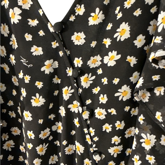 Karl Lagerfeld Black Floral Flutter Sleeve Women's Blouse Size M/L Pre-owned EUC - Picture 3 of 10